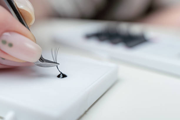 Hogyan biztosít a szempilla ragasztó hosszan tartó tartást