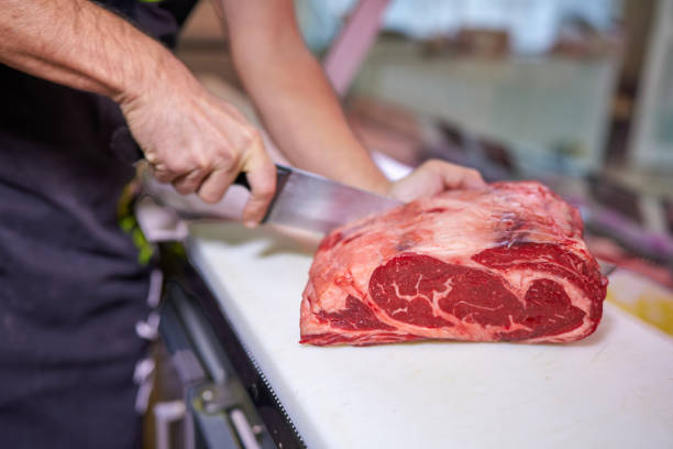 Hogyan biztosítják a hentes kések a precizitást és biztonságot a húsfeldolgozásban