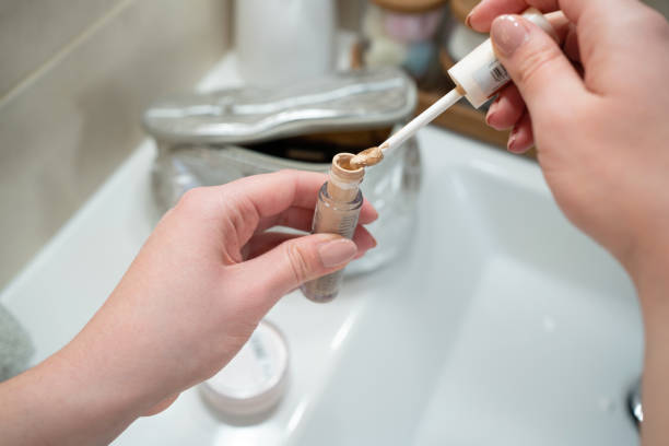 Hogyan Célozzák a Korrektorok a Sötét Karikákat és Világosítják a Szem Alatti Területet?