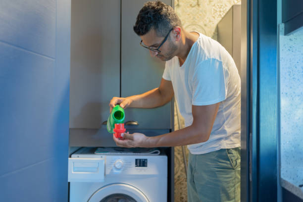 Hogyan Távolítja El a Ruhafehérítő a Foltokat és Fényesíti a Szöveteket?