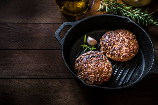 Grill serpenyők szerepe a kültéri ízek beltérbe hozásában