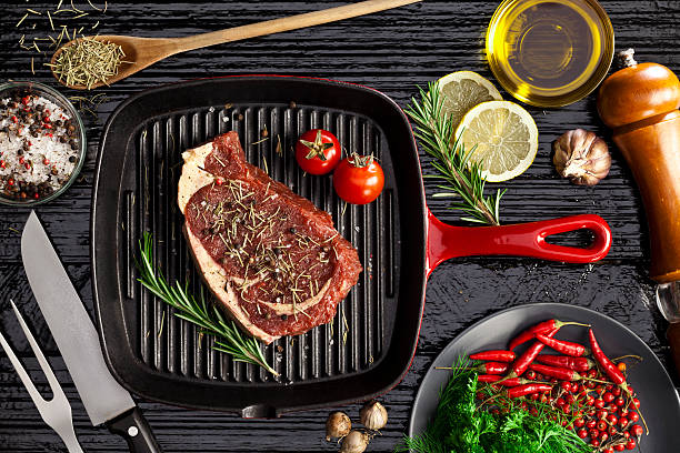 A bordázatok és tapadásmentes bevonat szerepe a grill serpenyőkben