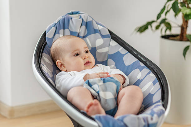 Baba pihen egy modern elektromos hintában otthon