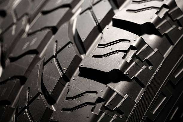 Négyévszakos gumiabroncs mintázat és szerkezet